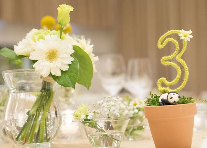 テーブルナンバーの番号をゲストテーブル装花に挿すアイデア特集