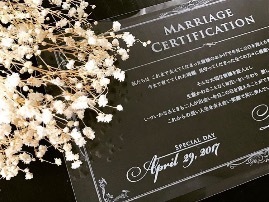 アクリルよりも重厚感あり！「ガラスの結婚証明書」は一生の思い出に残って素敵♡にて紹介している画像