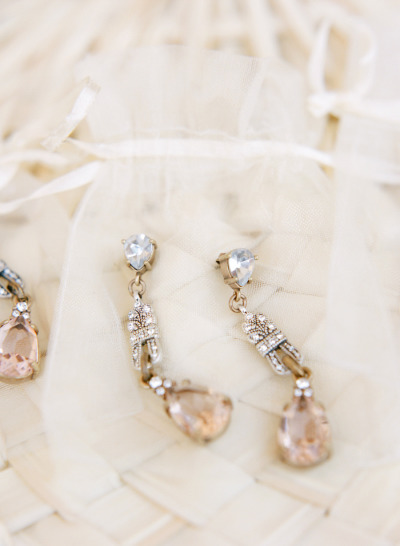 A Romantic Wedding Featuring White Roses: A Showcase of Everything♡にて紹介している画像