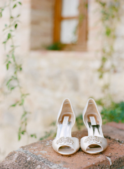 A Romantic Wedding Featuring White Roses: A Showcase of Everything♡にて紹介している画像