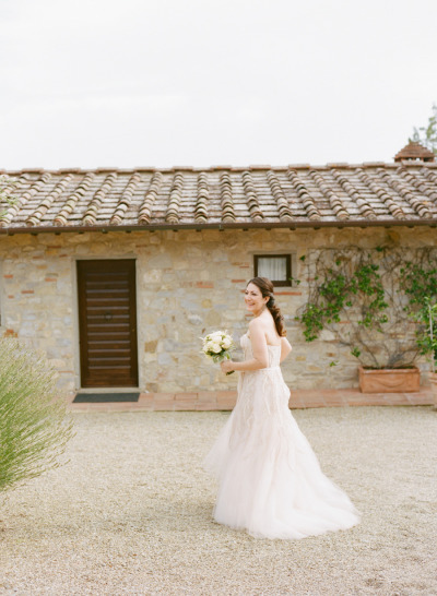 A Romantic Wedding Featuring White Roses: A Showcase of Everything♡にて紹介している画像