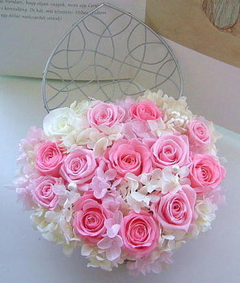 The Bride Insists on Everything Being Cute♡ A Princess Ring Pillow Overflowing with Flowers♡にて紹介している画像
