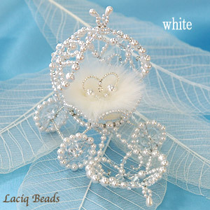 The Bride Insists on Everything Being Cute♡ A Princess Ring Pillow Overflowing with Flowers♡にて紹介している画像