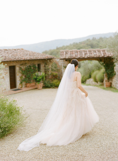 A Romantic Wedding Featuring White Roses: A Showcase of Everything♡にて紹介している画像