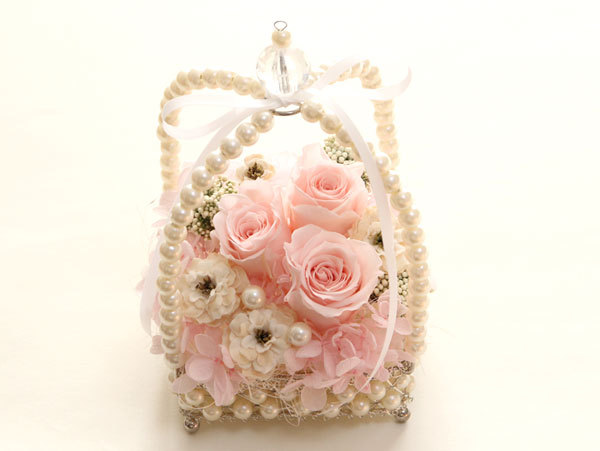 The Bride Insists on Everything Being Cute♡ A Princess Ring Pillow Overflowing with Flowers♡にて紹介している画像