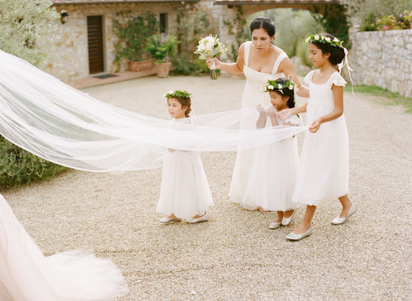 A Romantic Wedding Featuring White Roses: A Showcase of Everything♡にて紹介している画像