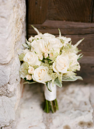 A Romantic Wedding Featuring White Roses: A Showcase of Everything♡にて紹介している画像