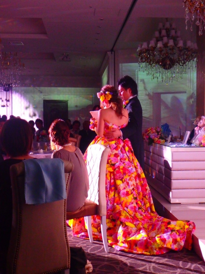 "An Absolutely Touching Moment! A Heartfelt Letter from the Bride Accompanied by a Slideshow of Vintage Family Photos"にて紹介している画像