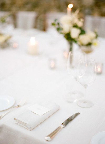 A Romantic Wedding Featuring White Roses: A Showcase of Everything♡にて紹介している画像