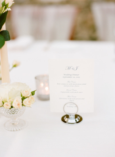 A Romantic Wedding Featuring White Roses: A Showcase of Everything♡にて紹介している画像