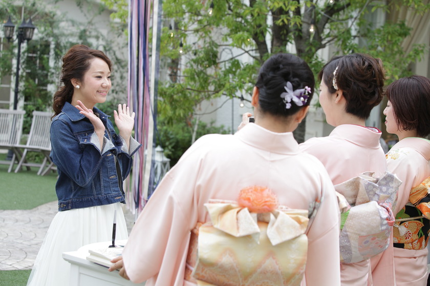 你知道在婚礼开始时新郎新娘迎接宾客的“迎宾”吗？虽然很少见，但绝对会让人满意♡にて紹介している画像