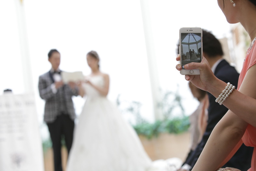 結婚式で撮った写真を友達にラインでお願いする方法  marry[マリー]
