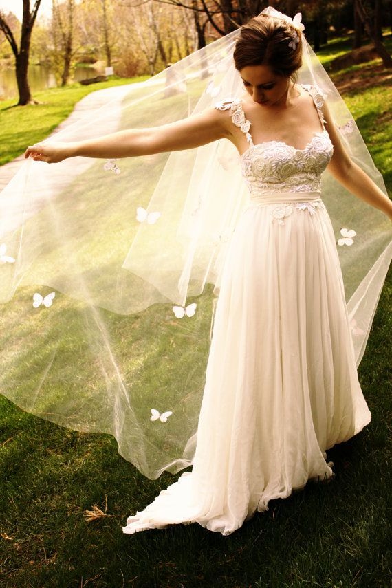 どう考えても可愛い！蝶々が飛び交うベールがロマンティックすぎる...♡にて紹介している画像