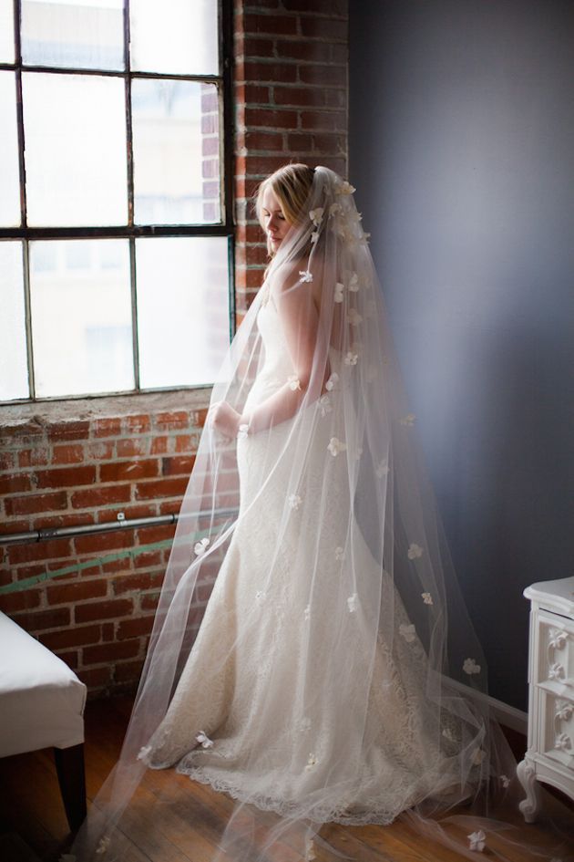 どう考えても可愛い！蝶々が飛び交うベールがロマンティックすぎる...♡にて紹介している画像