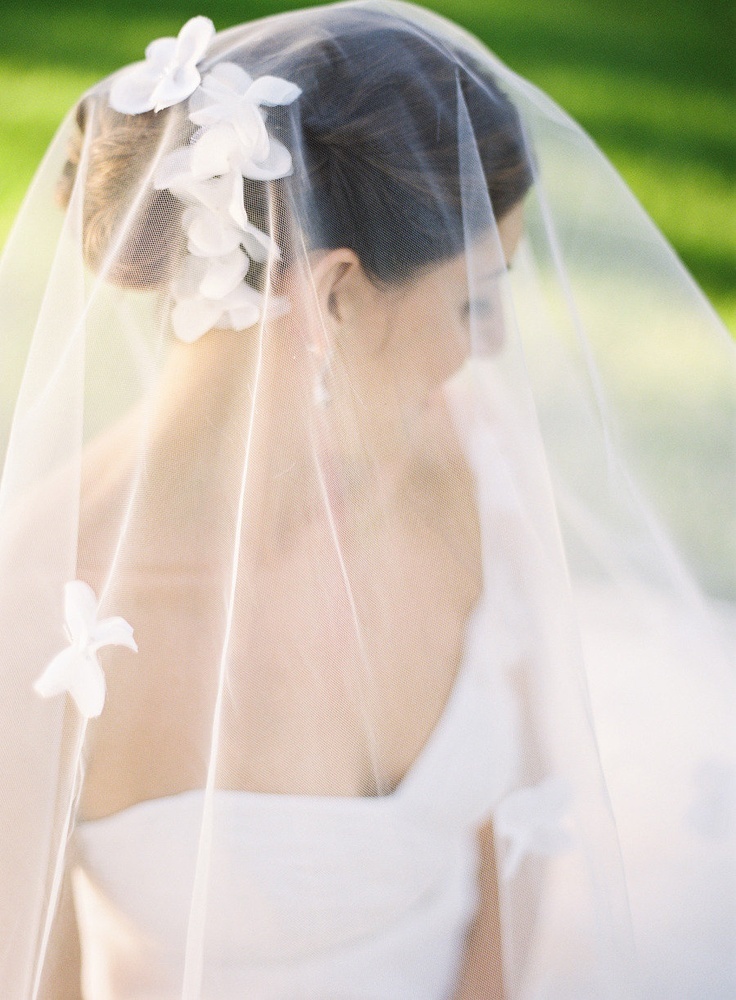 どう考えても可愛い！蝶々が飛び交うベールがロマンティックすぎる...♡にて紹介している画像