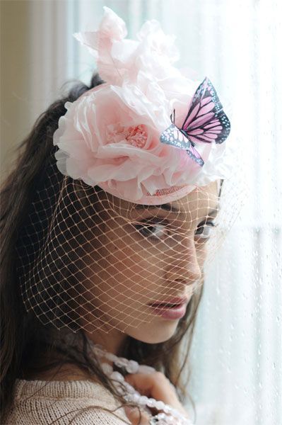 どう考えても可愛い！蝶々が飛び交うベールがロマンティックすぎる...♡にて紹介している画像