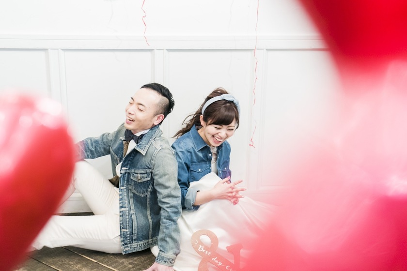 ドレスをおしゃれにカジュアルダウン♡《デニム》でつくる花嫁コーディネート事例を集めましたにて紹介している画像