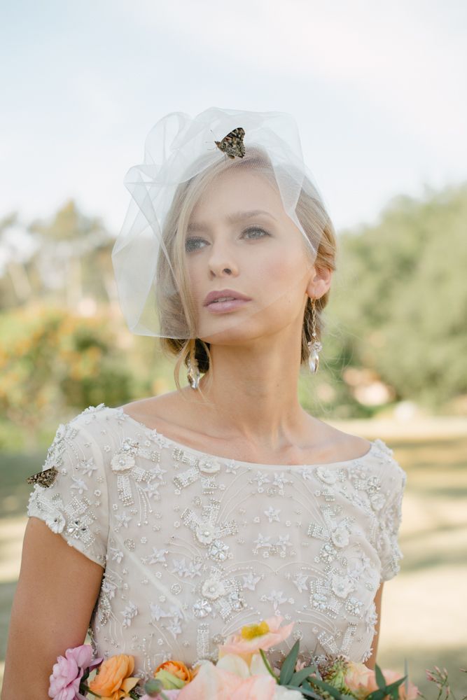 どう考えても可愛い！蝶々が飛び交うベールがロマンティックすぎる...♡にて紹介している画像