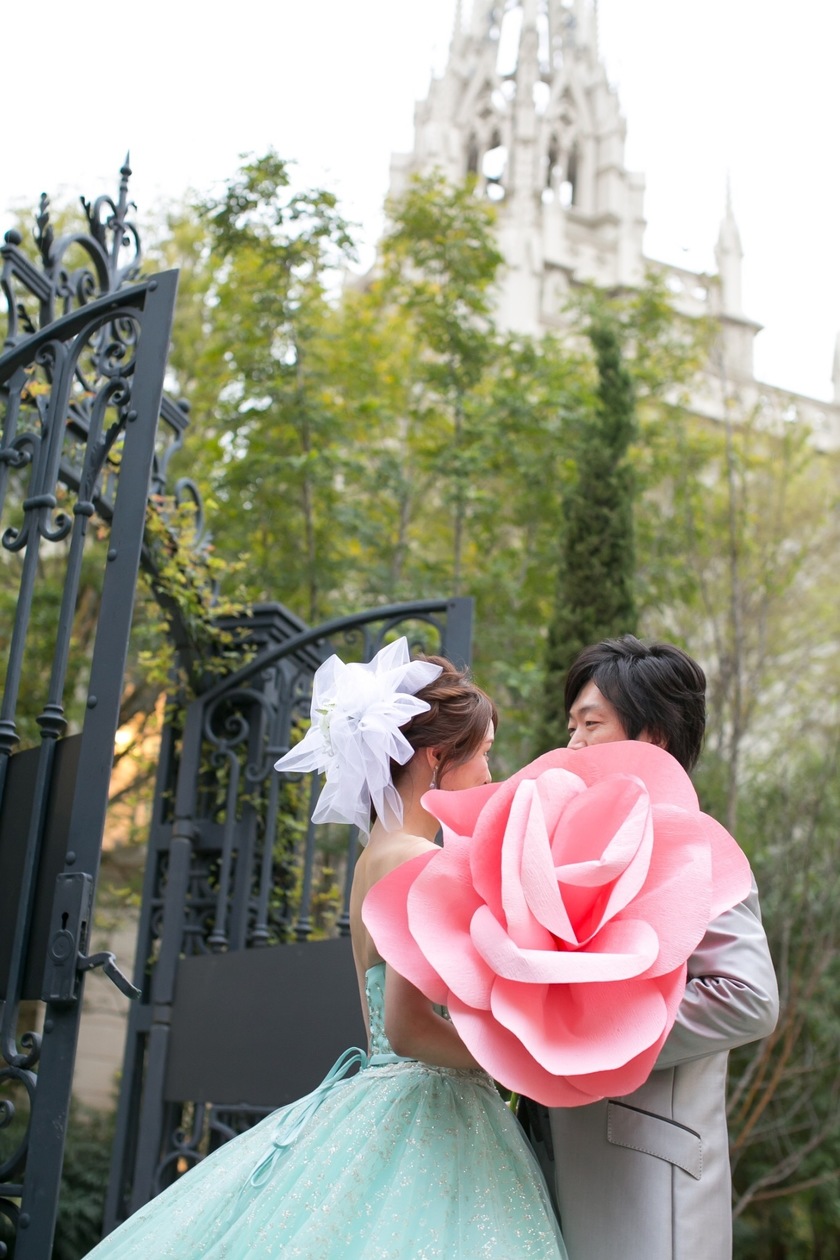 Trendy Brides: The Adorable Style of Combining Ponytails with Tulle Ribbons and Flowers ♡にて紹介している画像