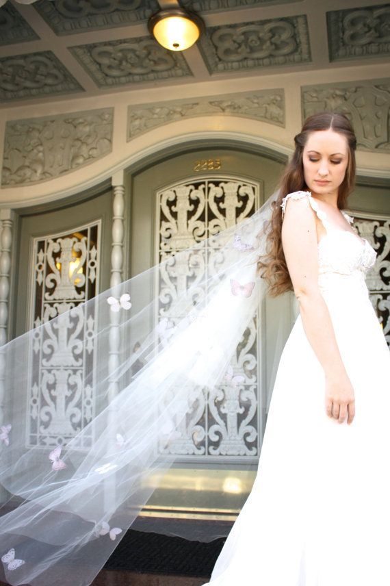 どう考えても可愛い！蝶々が飛び交うベールがロマンティックすぎる...♡にて紹介している画像