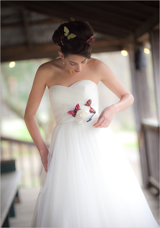 どう考えても可愛い！蝶々が飛び交うベールがロマンティックすぎる...♡にて紹介している画像