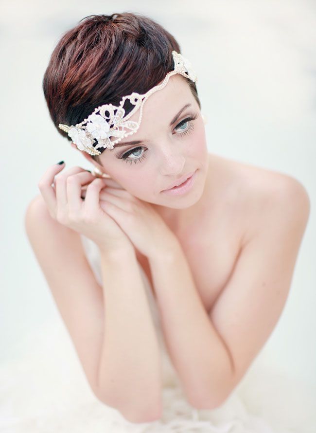 "Is It Possible Because She's Beautiful?! Jealousy Over an Adorably Cute Short Hairstyle for Brides +°"にて紹介している画像