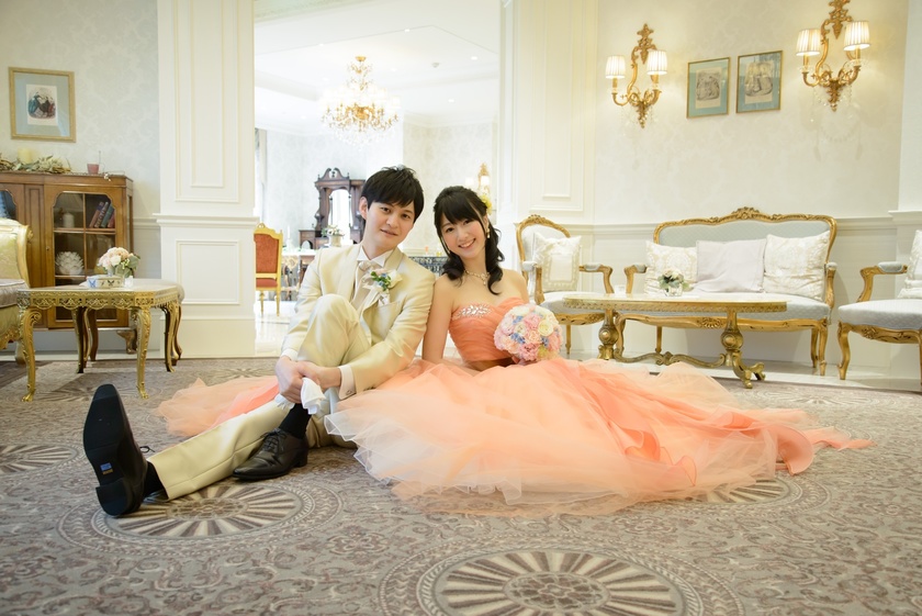 ラブラブ感あふれる♡新郎さんと一緒のお座りショットの撮り方６パターン＊にて紹介している画像