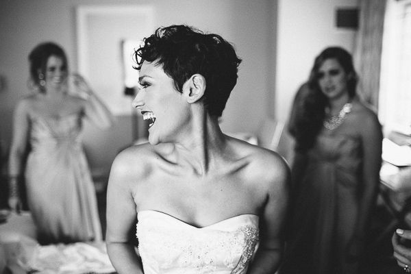 "Is It Possible Because She's Beautiful?! Jealousy Over an Adorably Cute Short Hairstyle for Brides +°"にて紹介している画像