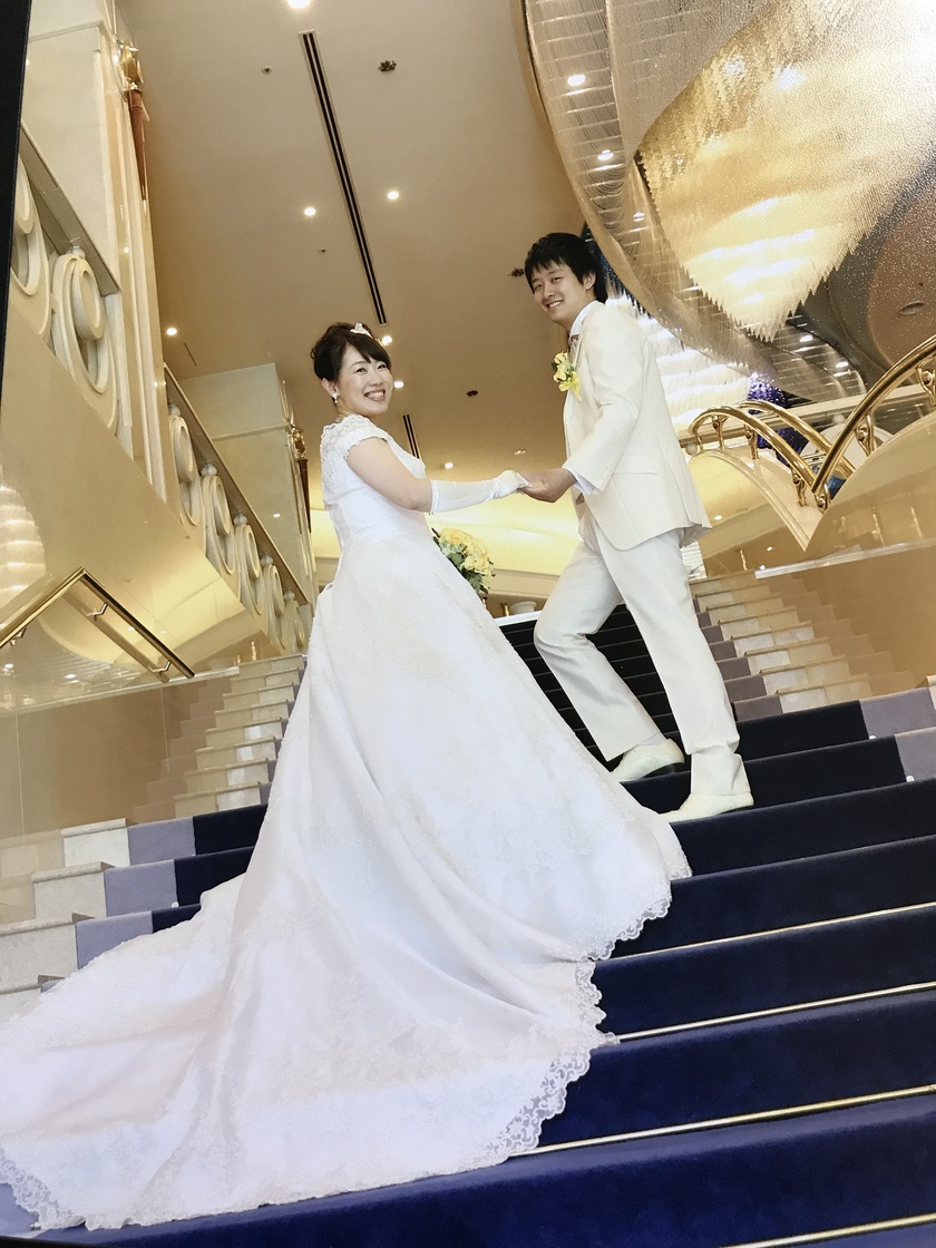ロマンティックで美しい一枚が残せる。結婚式場の《階段》で撮るウェディングフォトまとめ＊にて紹介している画像