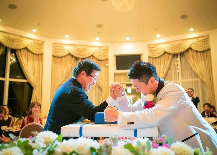 新郎vs花嫁のお父さんで腕相撲対決する演出が面白い Marry マリー