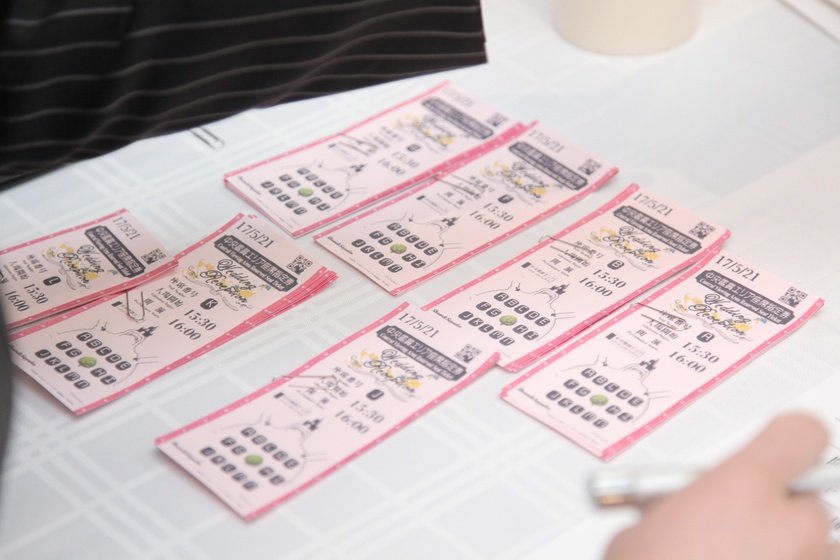 サプライズ演出！テーブルナンバーの中にお手紙を仕込んでおくアイデアがすごい♡にて紹介している画像