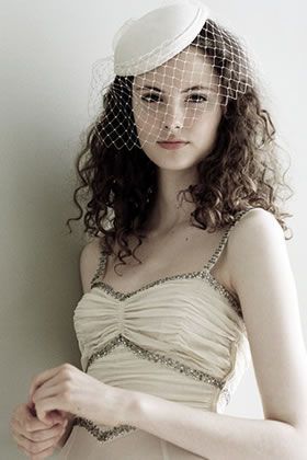 Transforming Elegantly and Cutely with Stylish Wedding Hats! 🌸にて紹介している画像