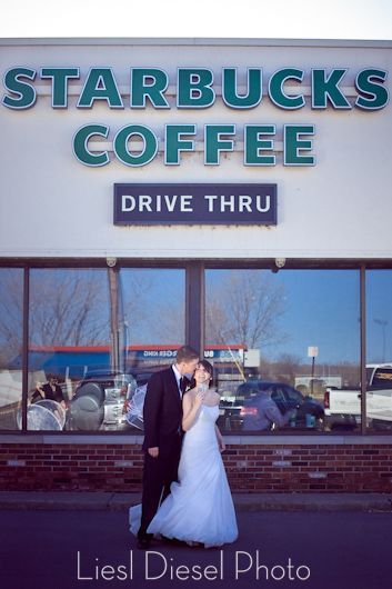 Trending in the USA! Couples are Getting Married at Starbucks! ❤️にて紹介している画像