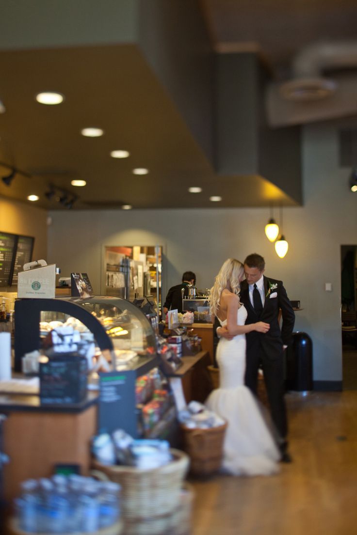 Trending in the USA! Couples are Getting Married at Starbucks! ❤️にて紹介している画像