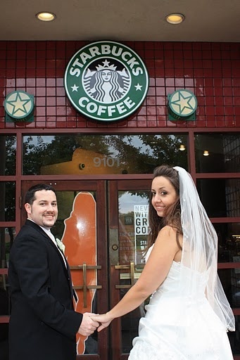 Trending in the USA! Couples are Getting Married at Starbucks! ❤️にて紹介している画像