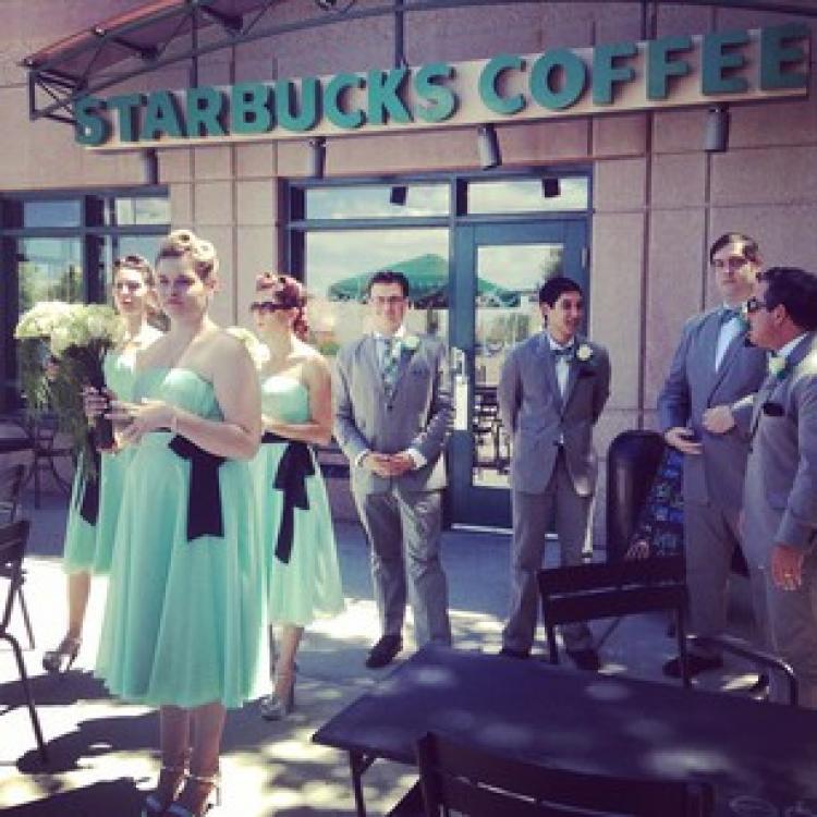 Trending in the USA! Couples are Getting Married at Starbucks! ❤️にて紹介している画像