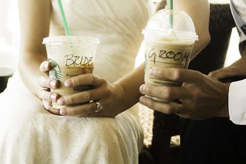 Trending in the USA! Couples are Getting Married at Starbucks! ❤️にて紹介している画像