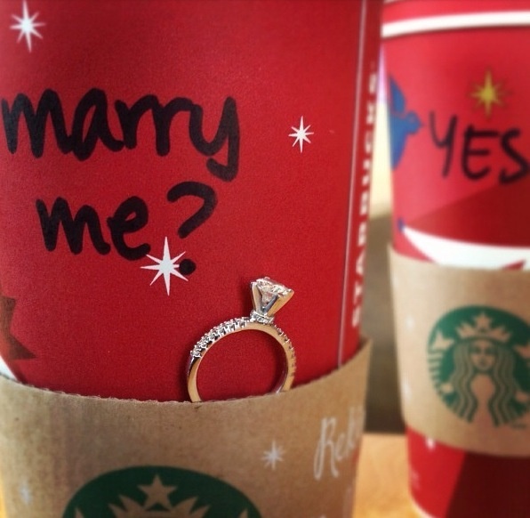 Trending in the USA! Couples are Getting Married at Starbucks! ❤️にて紹介している画像