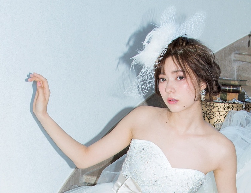 Perfectly White: A Stylish Bride's Hair Ideas Using Fluffy Feathers for Your Wedding Dress ♡にて紹介している画像
