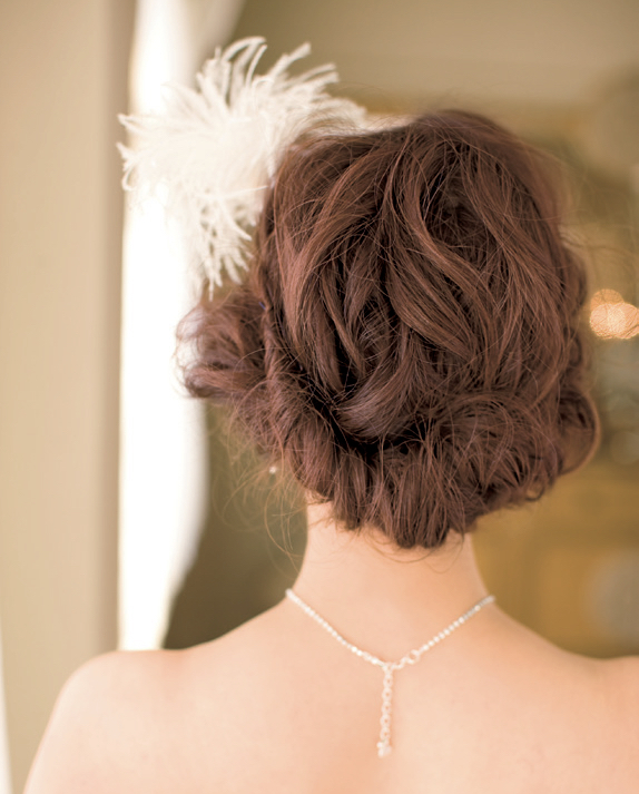 Perfectly White: A Stylish Bride's Hair Ideas Using Fluffy Feathers for Your Wedding Dress ♡にて紹介している画像