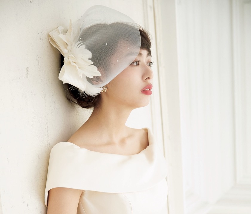 Perfectly White: A Stylish Bride's Hair Ideas Using Fluffy Feathers for Your Wedding Dress ♡にて紹介している画像