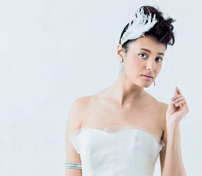 Perfectly White: A Stylish Bride's Hair Ideas Using Fluffy Feathers for Your Wedding Dress ♡にて紹介している画像