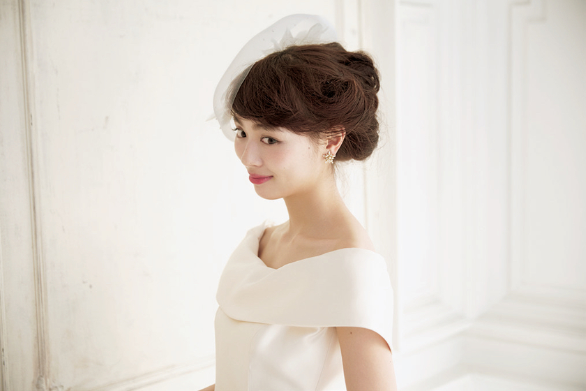 Perfectly White: A Stylish Bride's Hair Ideas Using Fluffy Feathers for Your Wedding Dress ♡にて紹介している画像