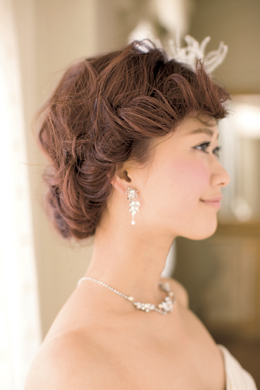 Perfectly White: A Stylish Bride's Hair Ideas Using Fluffy Feathers for Your Wedding Dress ♡にて紹介している画像