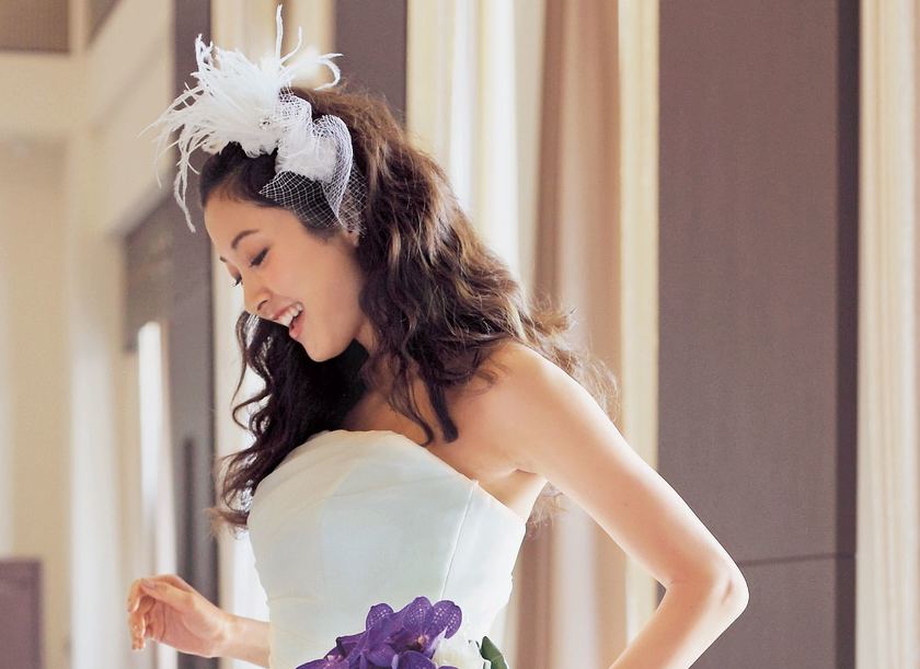 Perfectly White: A Stylish Bride's Hair Ideas Using Fluffy Feathers for Your Wedding Dress ♡にて紹介している画像