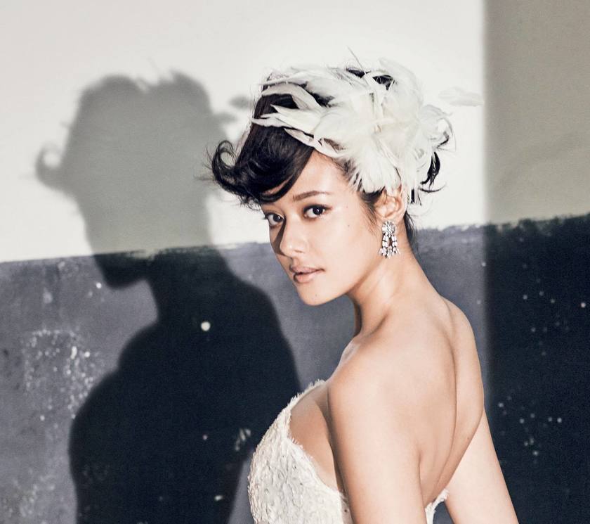 Perfectly White: A Stylish Bride's Hair Ideas Using Fluffy Feathers for Your Wedding Dress ♡にて紹介している画像