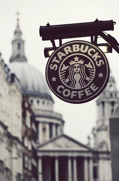 Trending in the USA! Couples are Getting Married at Starbucks! ❤️にて紹介している画像