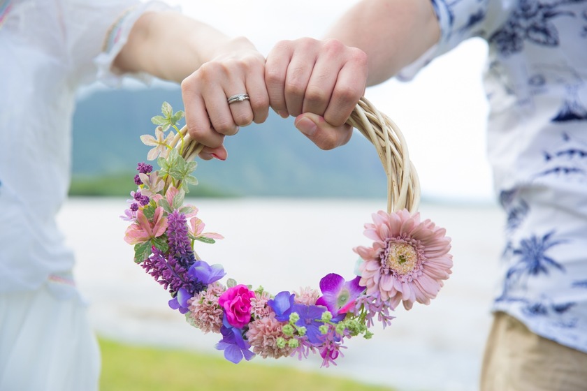 Must-See for Handmade Lovers: It's Adorable to Place a "Plush Toy" in the Center of a Wedding Wreath!にて紹介している画像