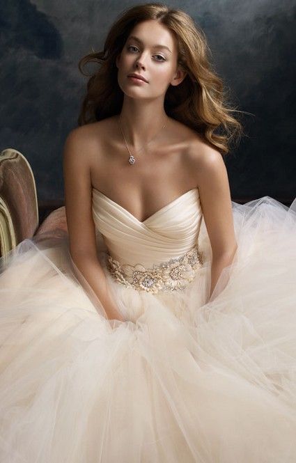 "Like a Ball: Have You Heard of the 'Ball Gown' That Makes You Look Like a French Doll?"にて紹介している画像