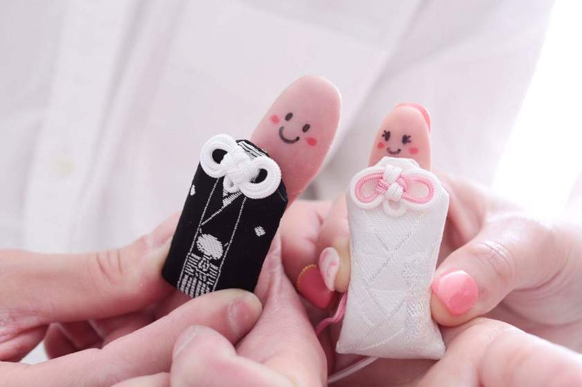 Which date defines a couple's anniversary: the date of legal registration or the day of the wedding ceremony? When do couples around the world choose to celebrate their "anniversary"?にて紹介している画像